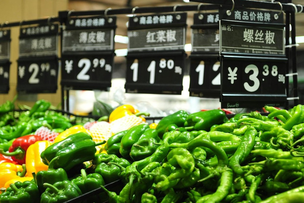 ファイトケミカルとは?野菜を食べてもスッキリしない原因と5色の食事術 14 スーパーマーケットでの買い物イメージ